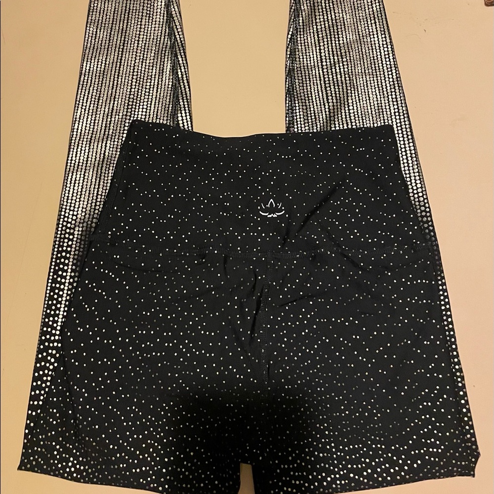 Beyond Yoga Leggings Size M. Black/Gold